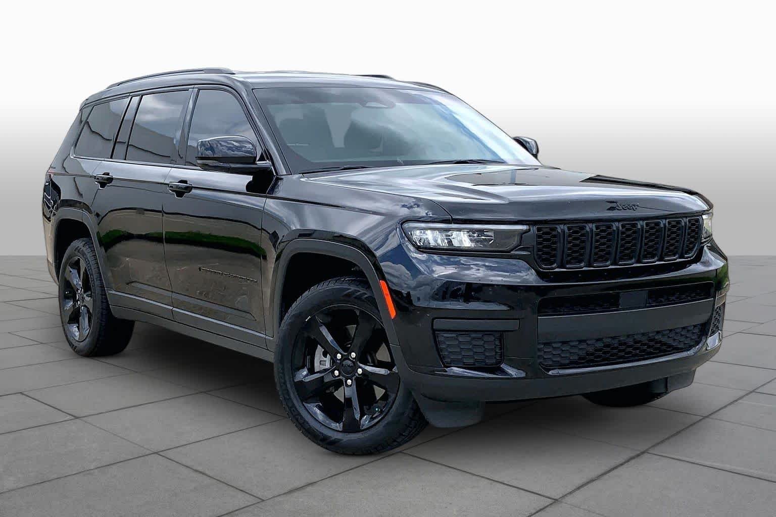 Certified Used 2023 Diamond Black Jeep Altitude image 3