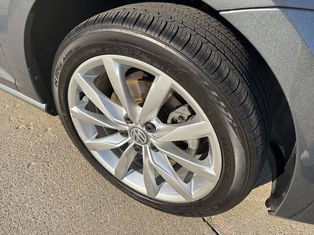 Used 2016 Gray Volkswagen SE image 10