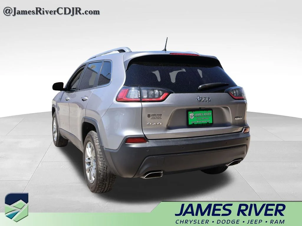 Used 2021 Silver Jeep Latitude Lux image 3
