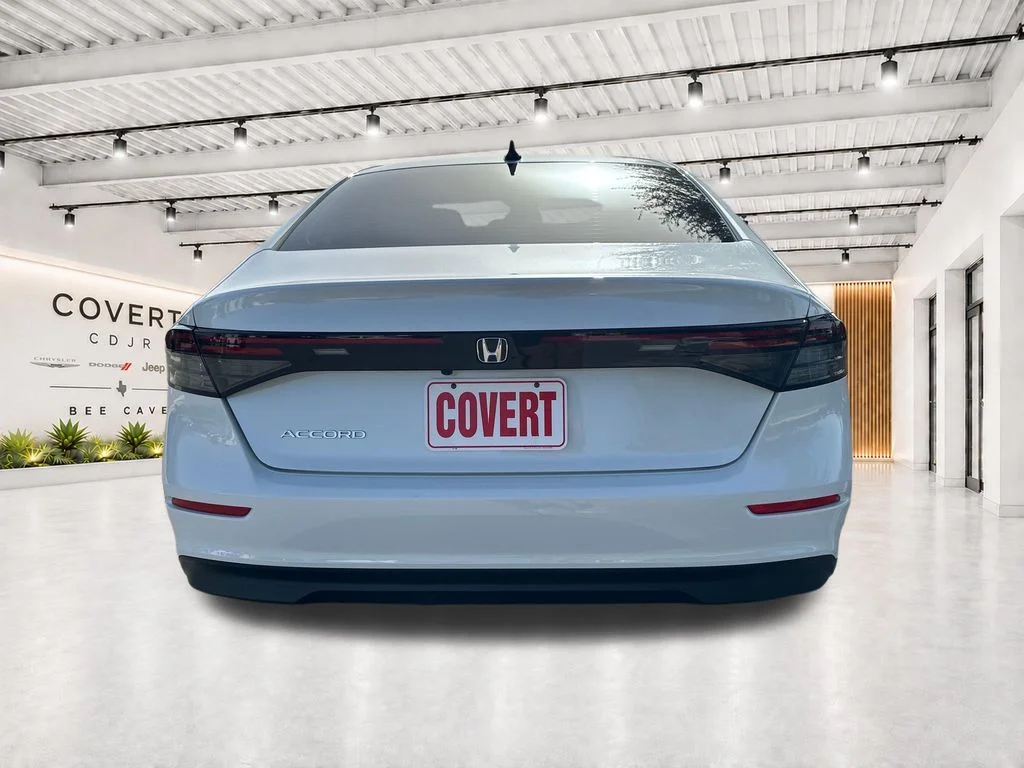 Used 2025 White Honda SE image 10