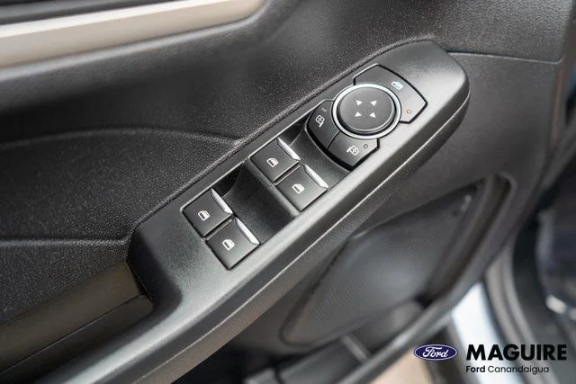 Used 2022 Blue Ford SE image 17
