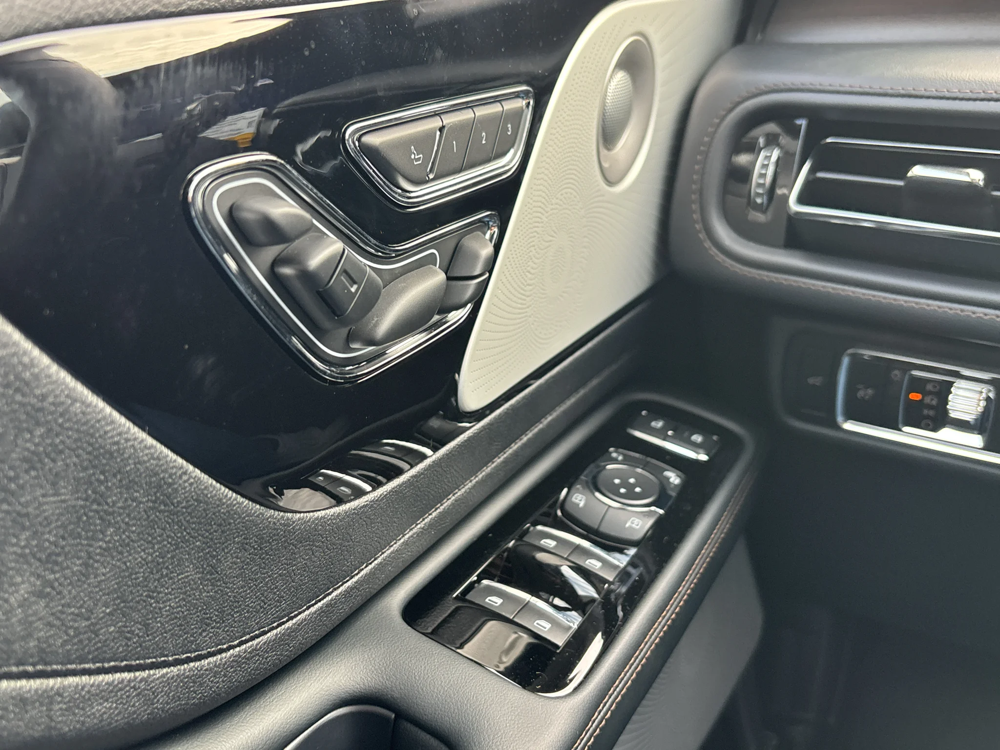 New 2026 Whisper Blue Metallic Clearcoat Lincoln Reserve® image 16