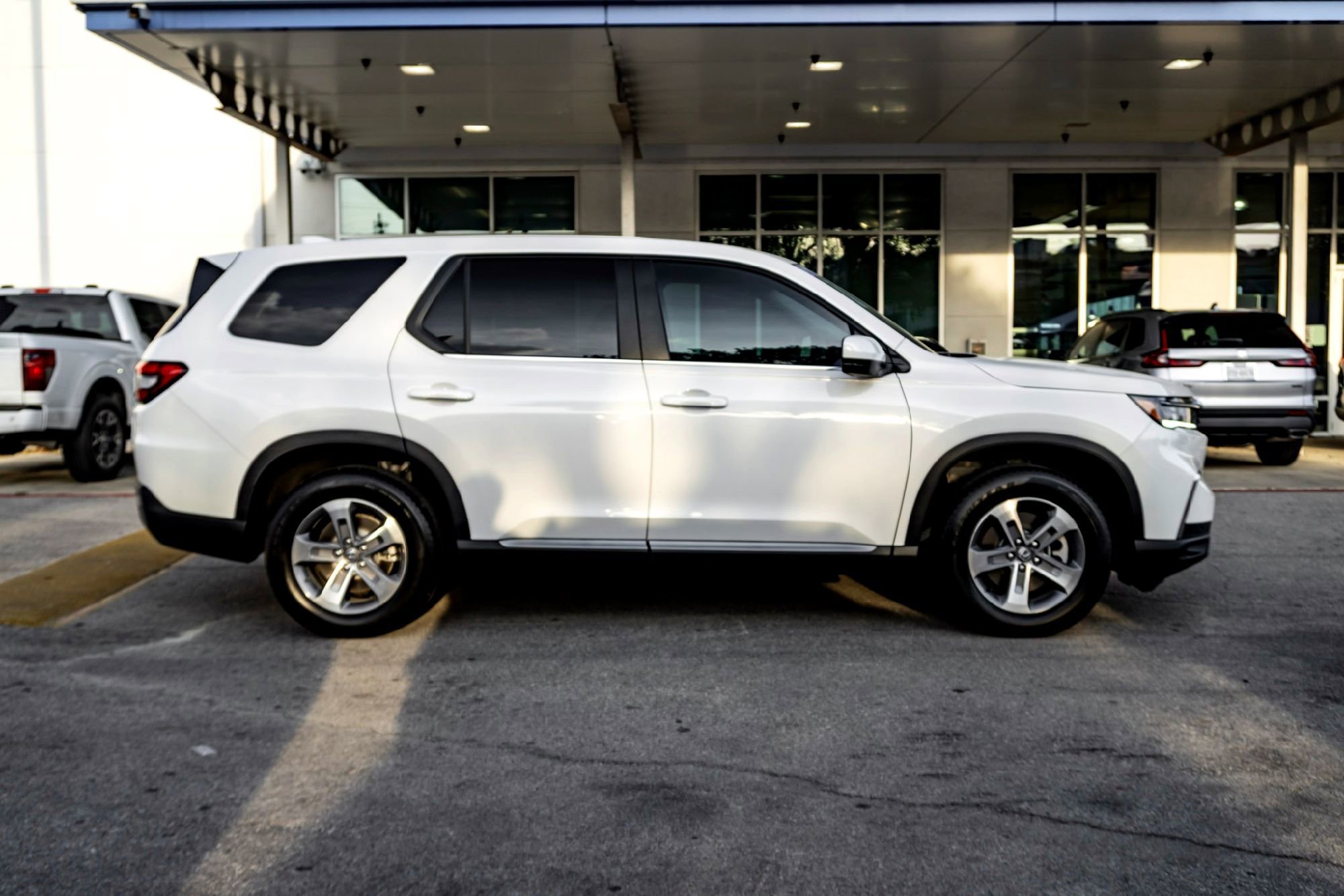 Used 2025 Platinum Honda EX-L image 4