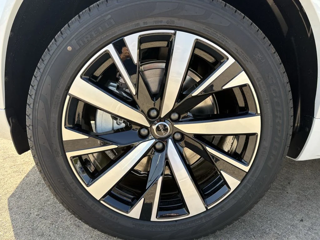 New 2026 Crystal White Volvo Core image 9