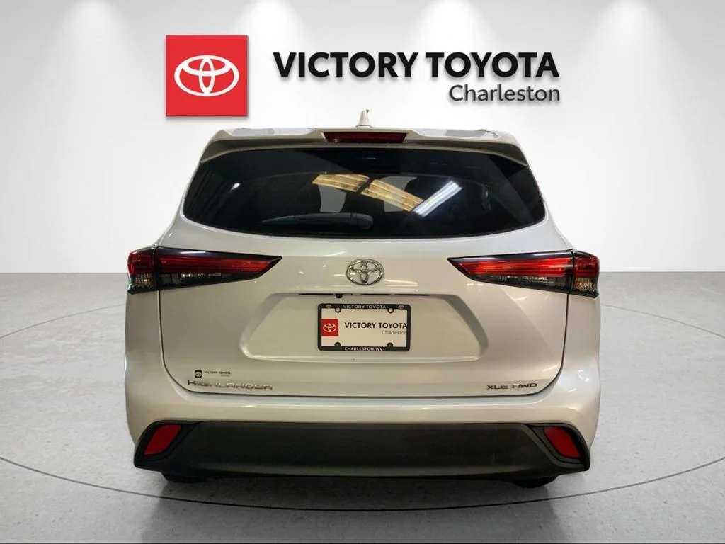 Used 2022 Beige Toyota XLE image 4