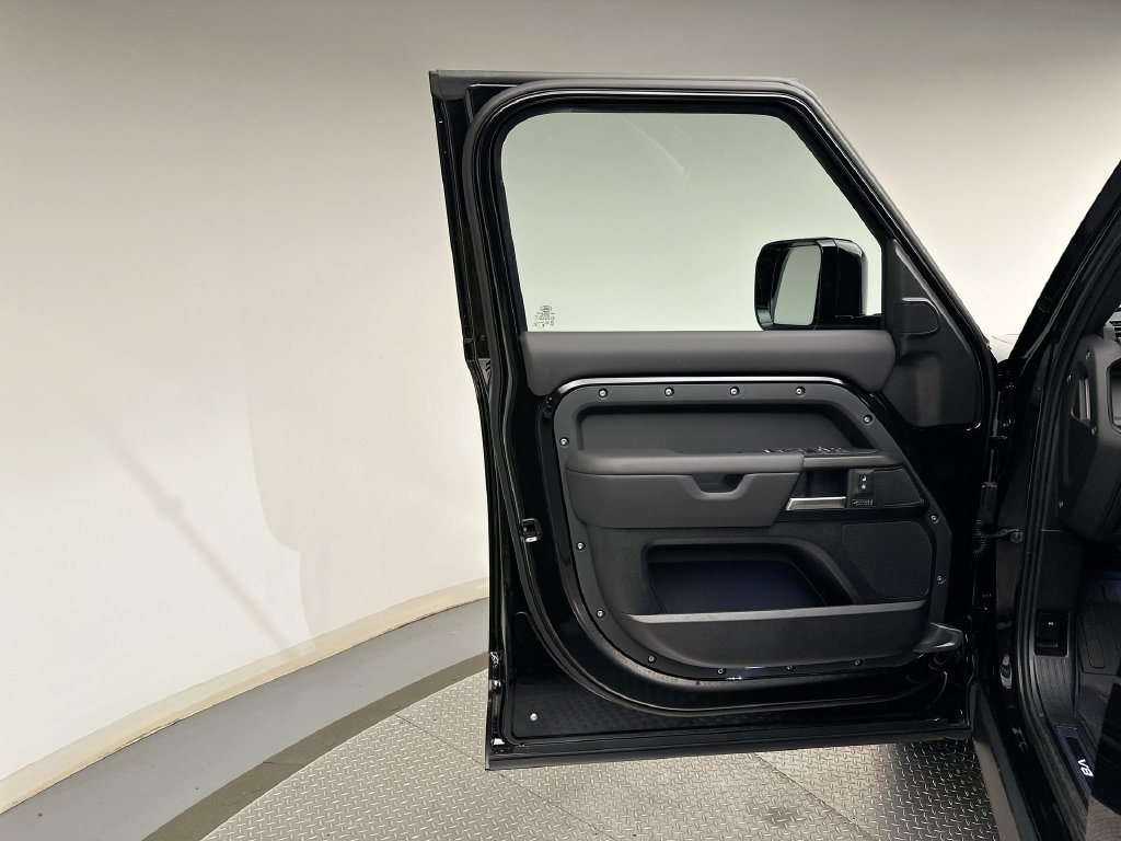 New 2026 Santorini Black Metallic Land Rover V8 image 9