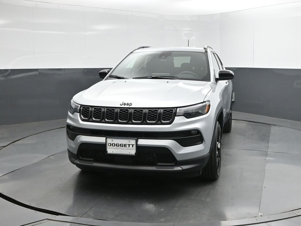 New 2026 Silver Zynith Metallic Clearcoat Jeep Latitude image 30