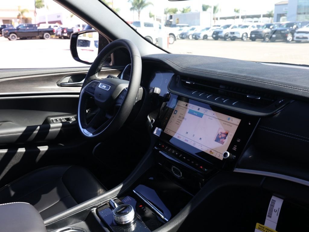 New 2026 Bright White Clear-Coat Exterior Paint Jeep Limited image 19