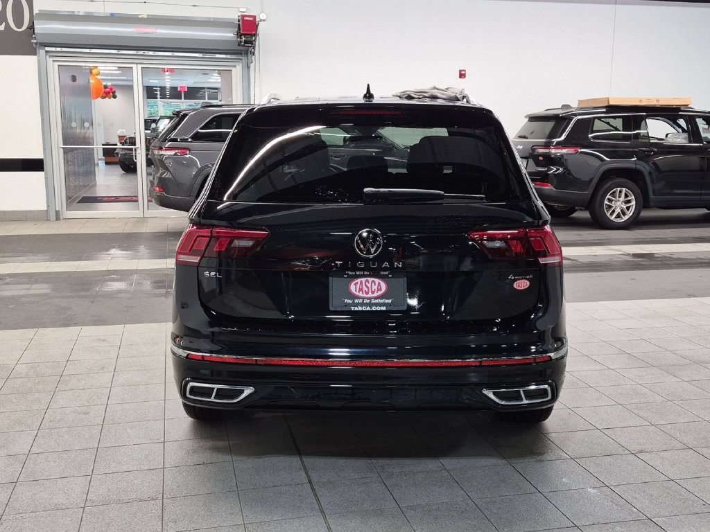 Used 2024 Black Volkswagen 2.0T SEL R-Line image 3