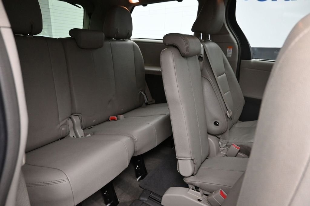 Used 2016  Toyota XLE Premium image 11