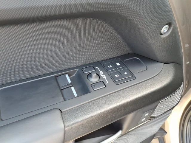Used 2023 Gray Land Rover V8 image 21