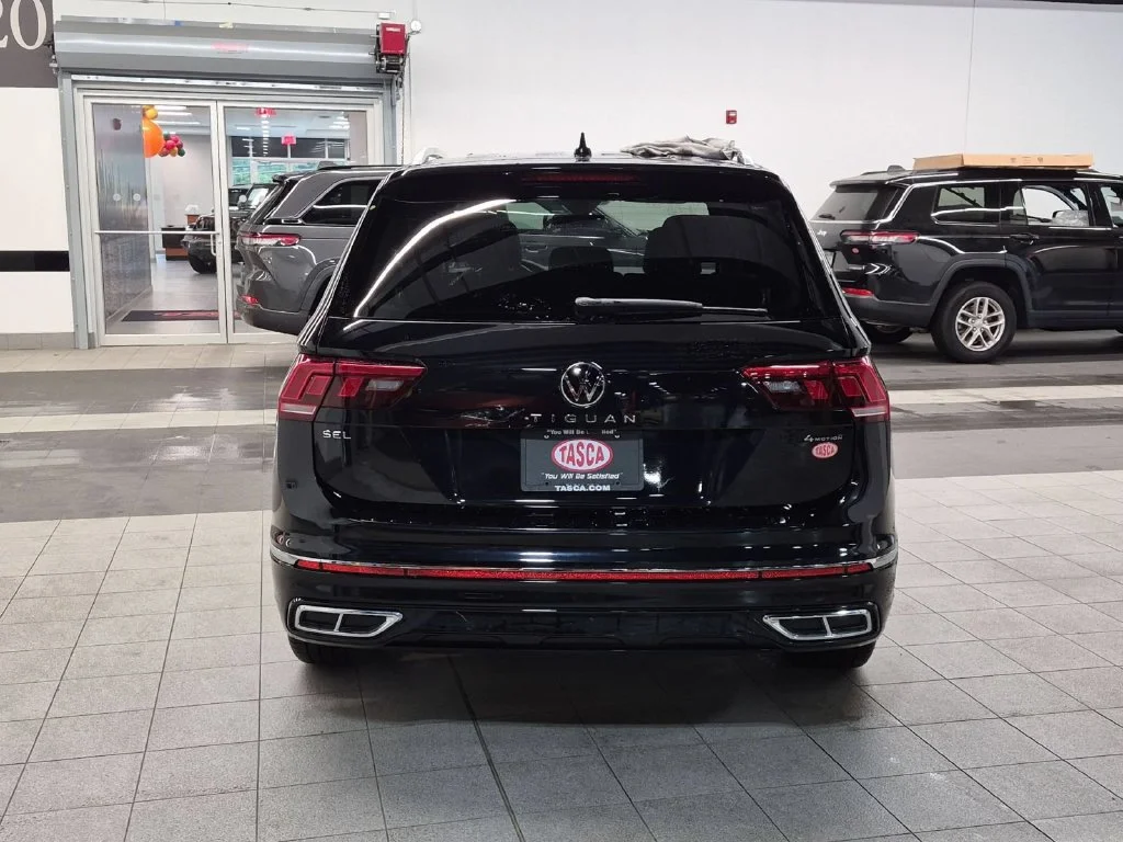 Used 2024 Black Volkswagen 2.0T SEL R-Line image 3