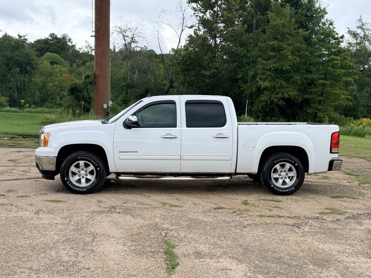 Used 2011 White GMC SLE 4x2 4dr Crew Cab 5.8 ft. SB image 2