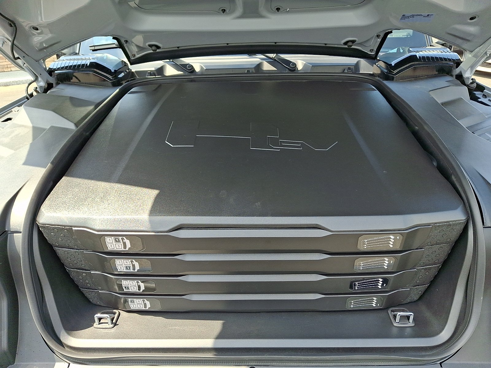Used 2025 Meteorite Metallic (Grey) - GNO GMC e4WD 3X image 27