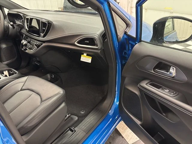 New 2026 Hydro Blue Pearl-Coat Exterior Paint Chrysler Select image 39