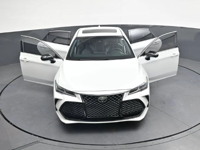 Used 2019 Pearl Toyota Touring image 39