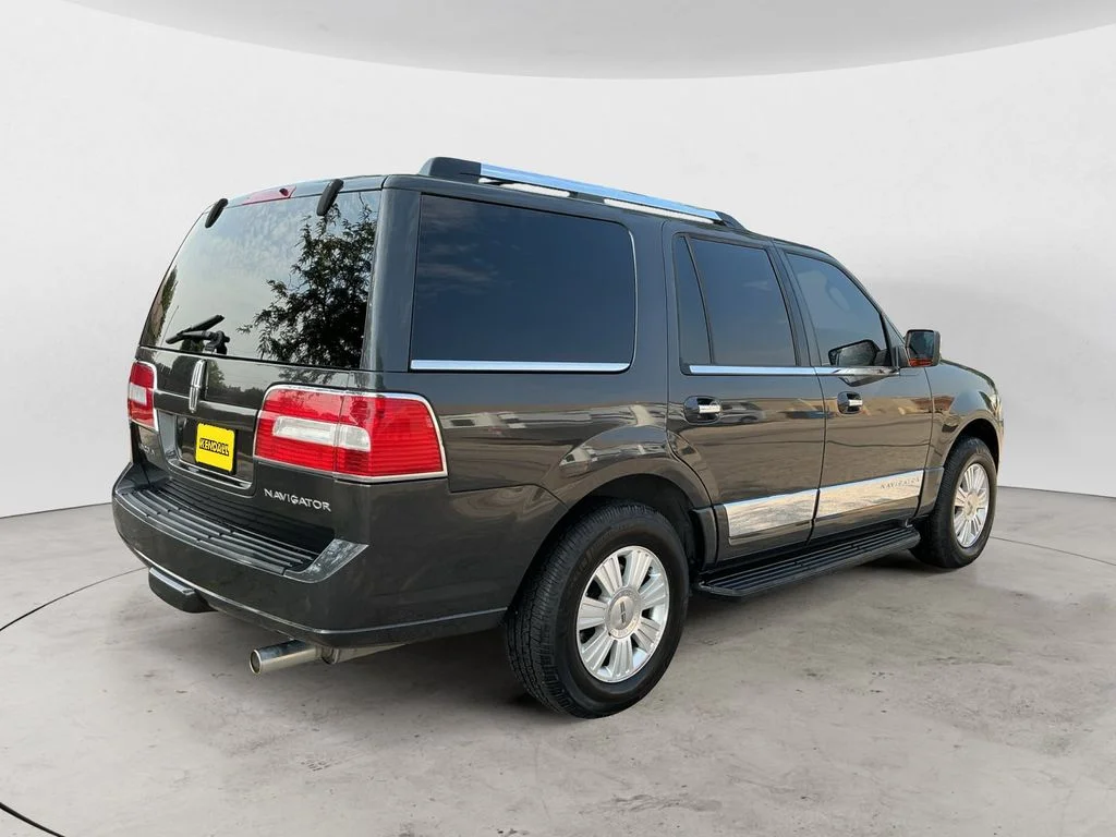 Used 2007 Gray Lincoln Base image 5