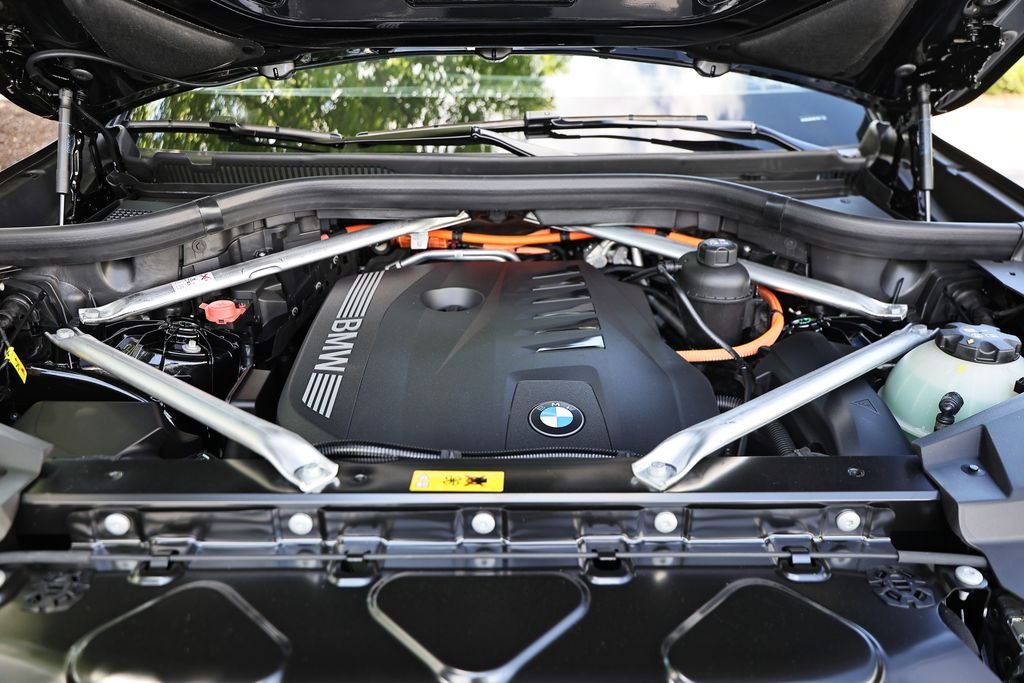 New 2026 Black Sapphire Metallic BMW xDrive50e image 31