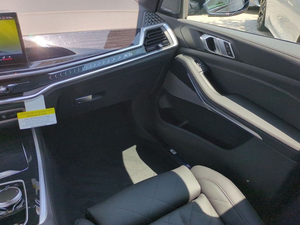 New 2026 Carbon Black Metallic BMW xDrive40i image 17