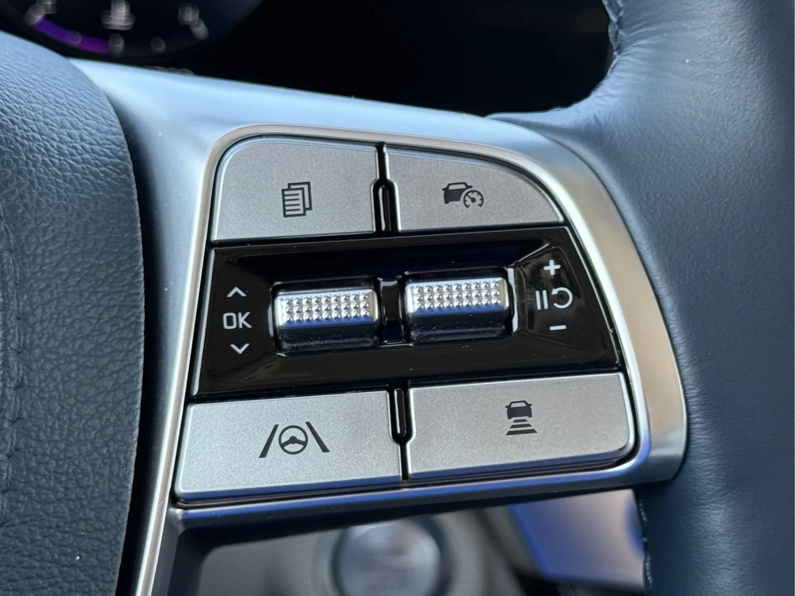 Used 2023 Glacial White Pearl Kia SX image 28