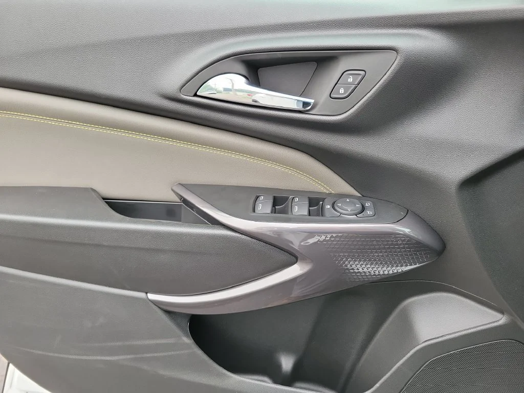 New 2026 Summit White Chevrolet ACTIV image 19