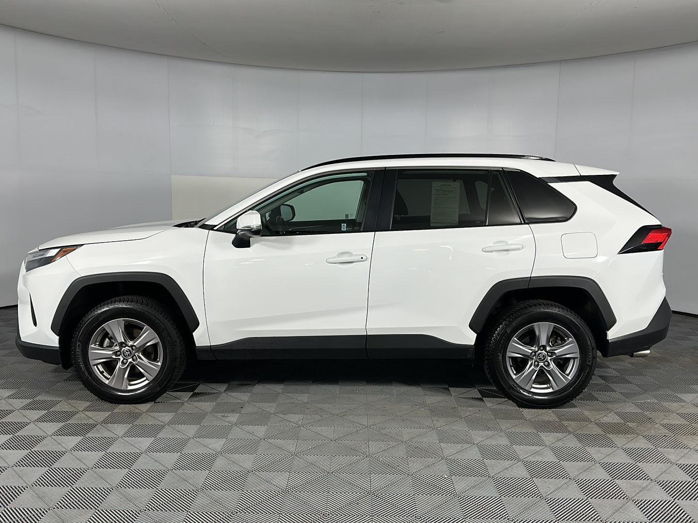 Used 2022 White Toyota XLE image 16