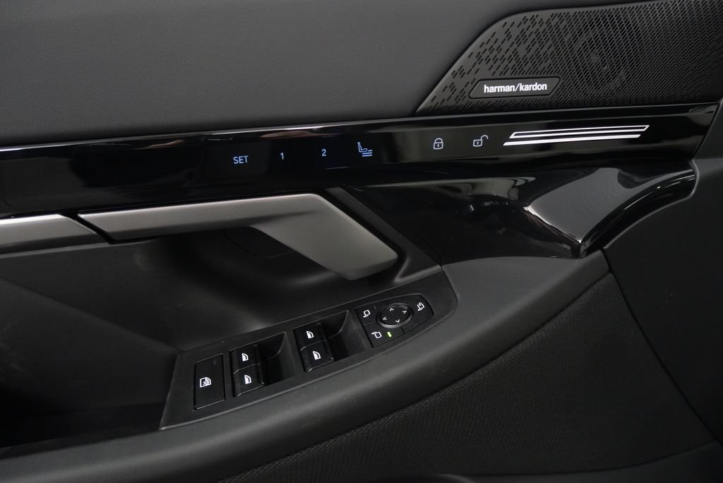 2025 BMW 5 Series 530i - Photo 10