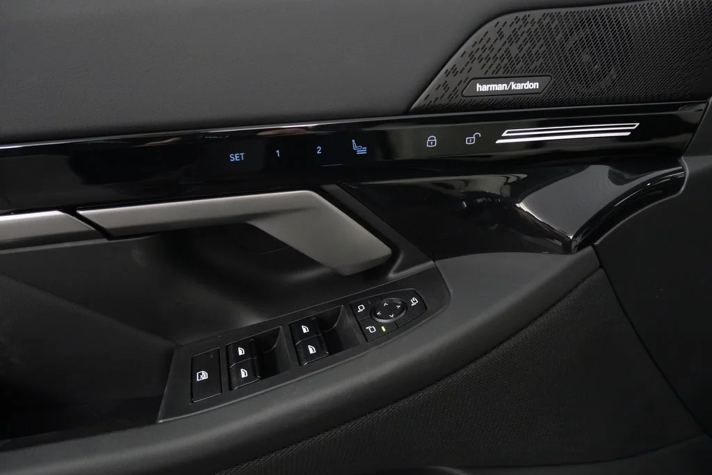 2025 BMW 5 Series 530i - Photo 10