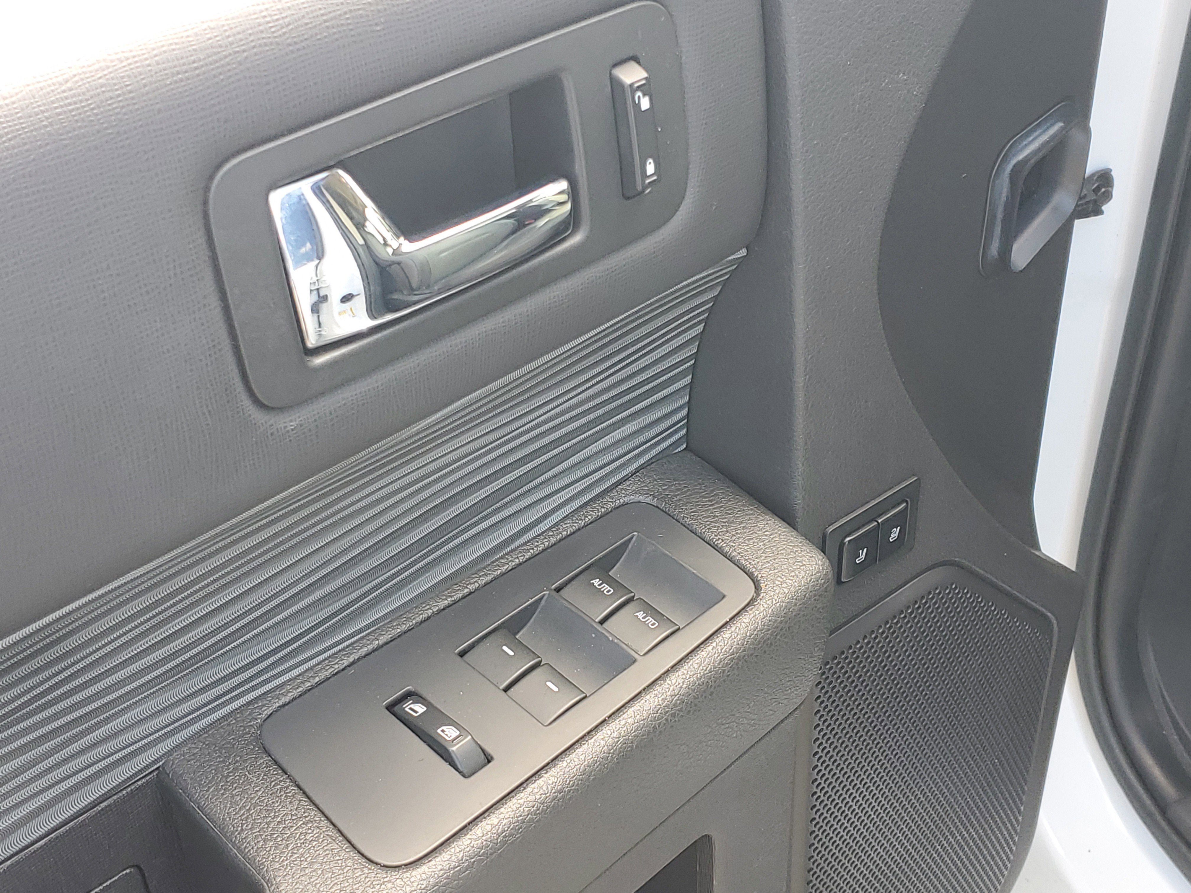 Used 2019 Oxford White Ford SEL image 22
