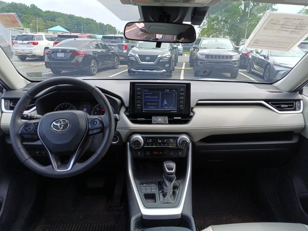 Used 2021 Silver Toyota XLE Premium image 6