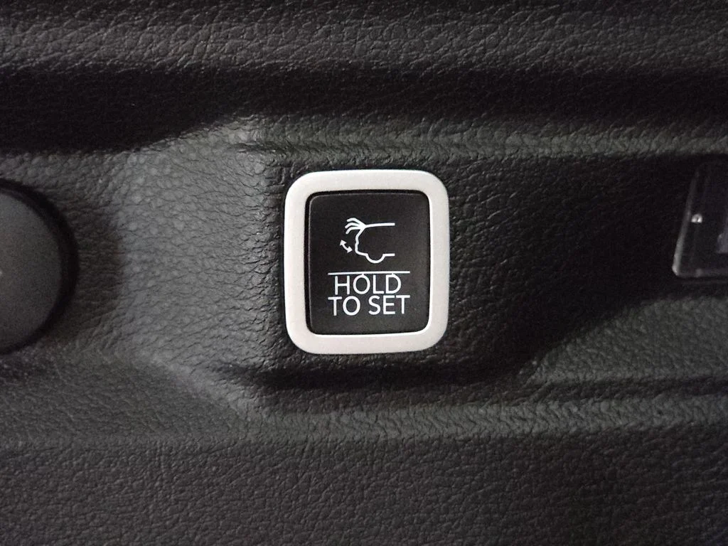 Used 2023 Rocky Mountain Pearlcoat Jeep Limited image 28