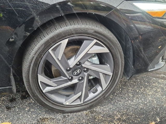 Used 2025 Black Hyundai SEL Sport image 9