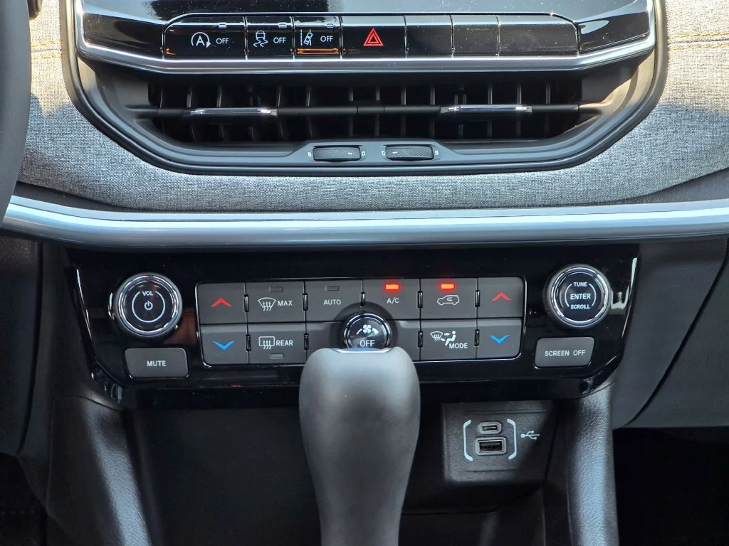New 2026 White Jeep Latitude image 31