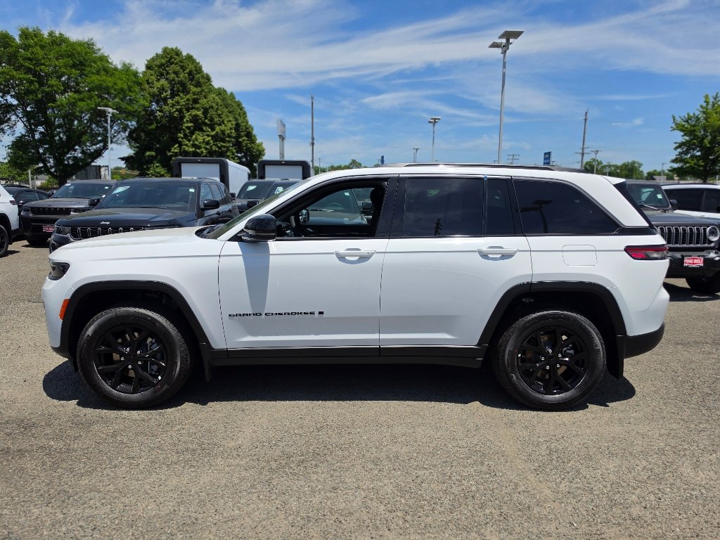 New 2026 Bright White Clear-Coat Exterior Paint Jeep Altitude image 9