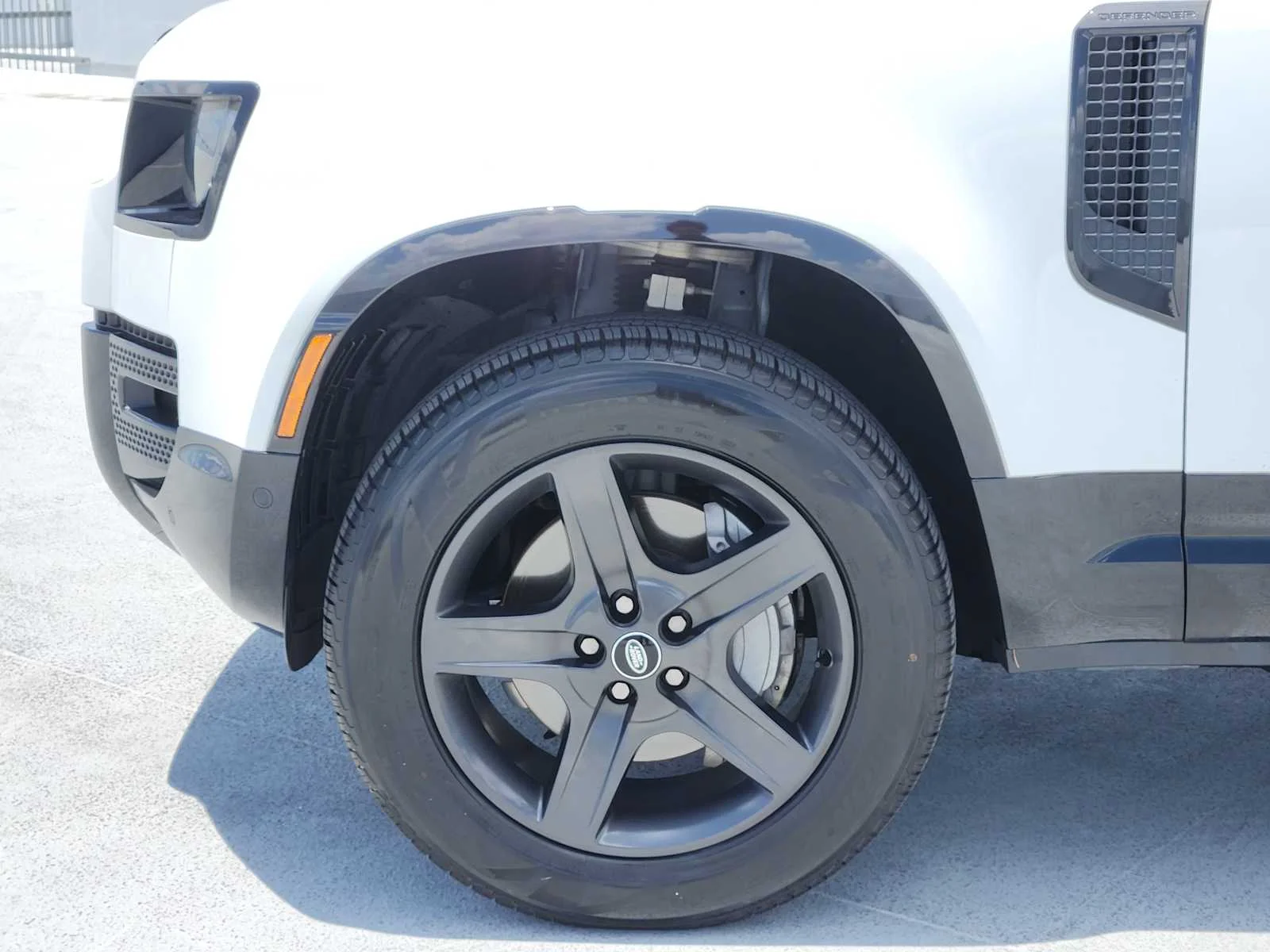 Certified Used 2024 FUJI WHITE Land Rover X-Dynamic SE image 9