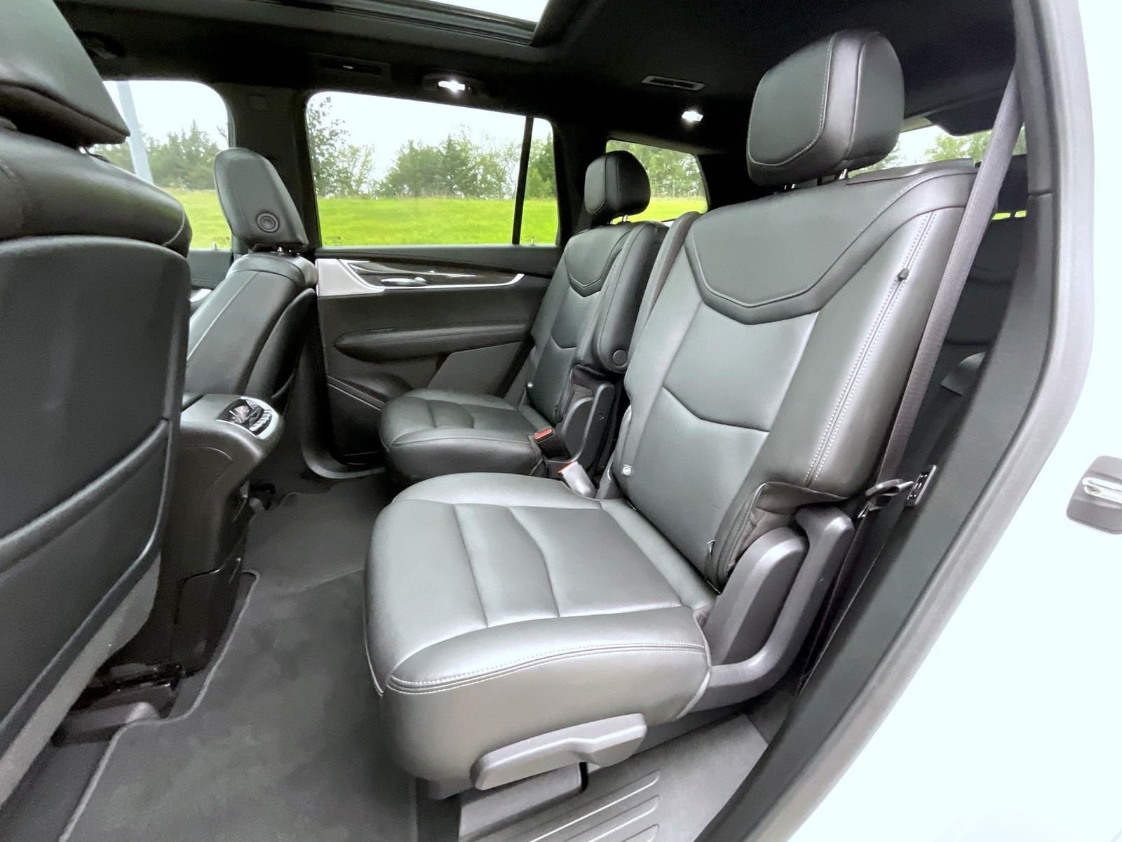 Used 2022 White Cadillac Sport image 19