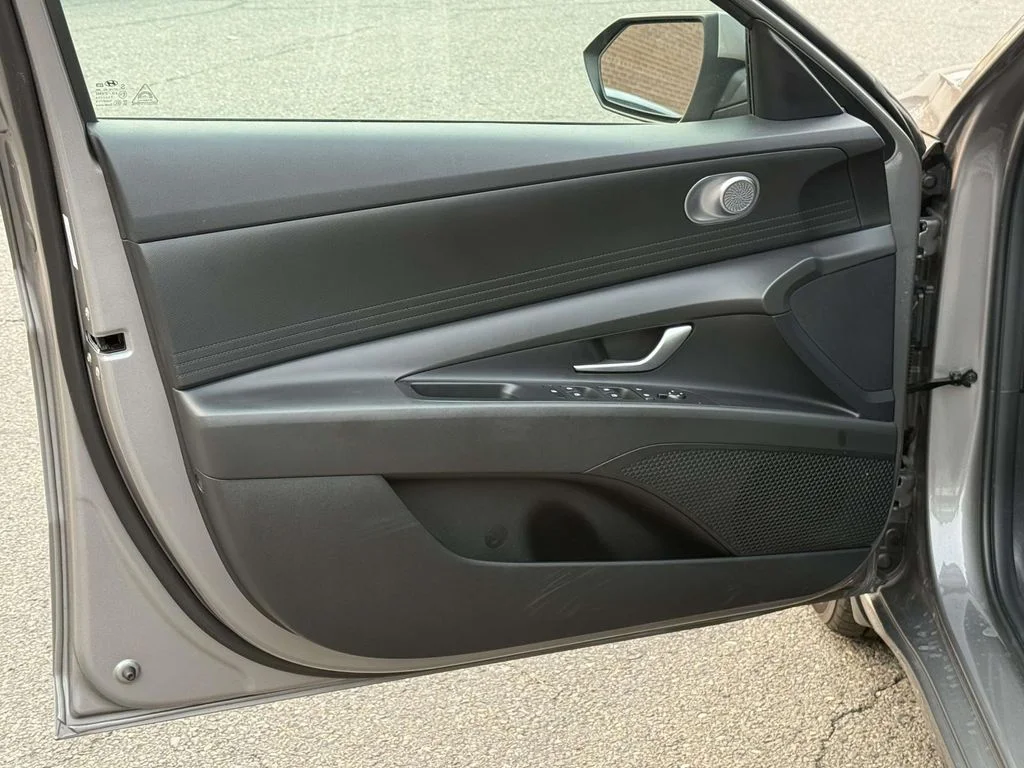 Used 2023  Hyundai SE image 28