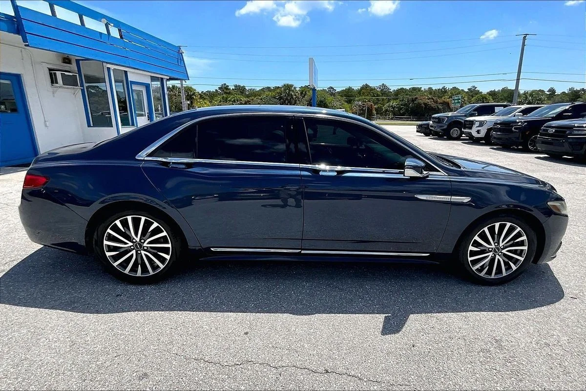 Used 2017 Blue Lincoln Select image 30