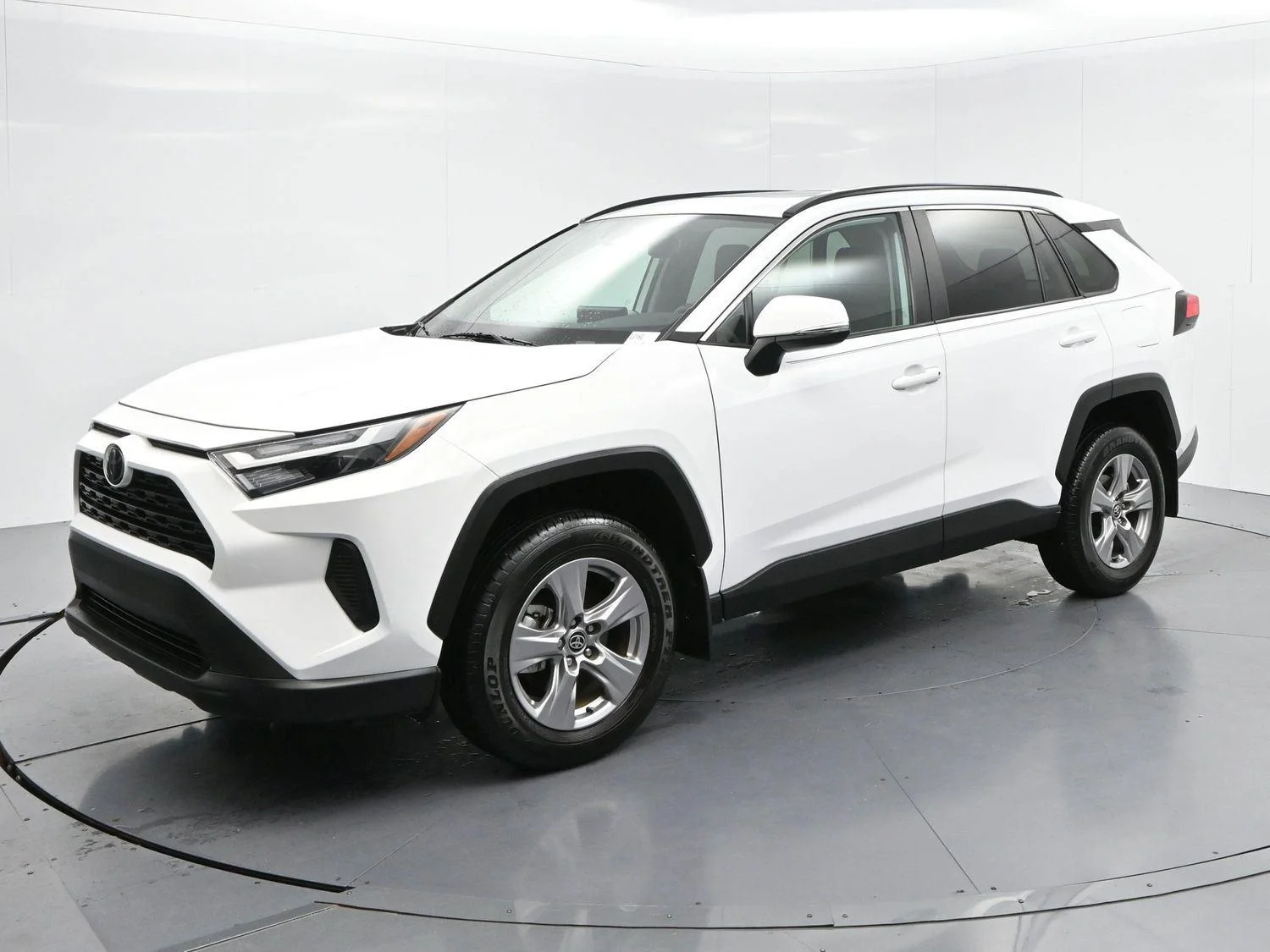 Used 2025 White Toyota XLE image 3