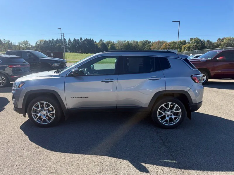 Used 2023 Silver Jeep Latitude Lux image 18