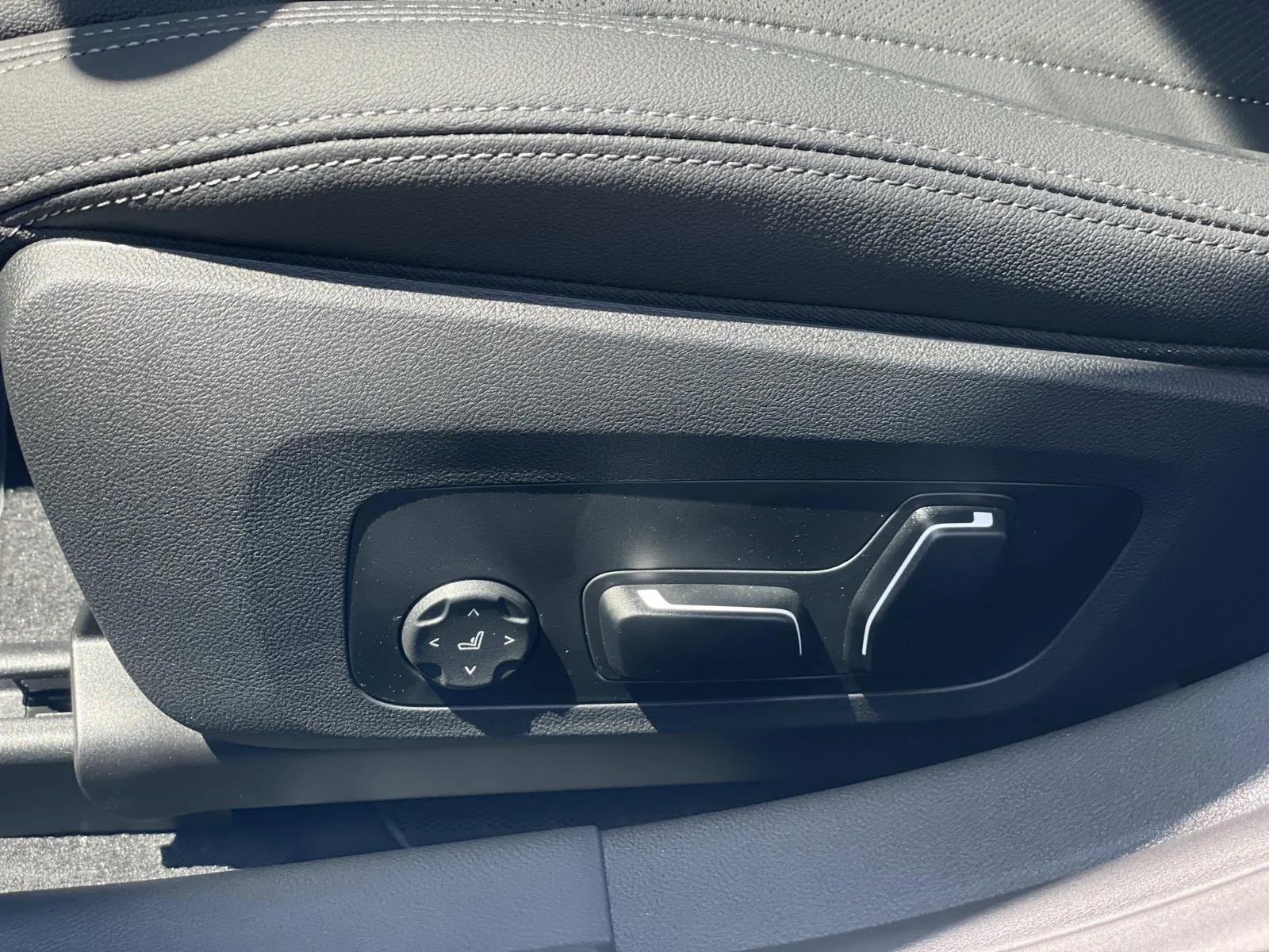 New 2026 Black Sapphire Metallic BMW M440i image 18