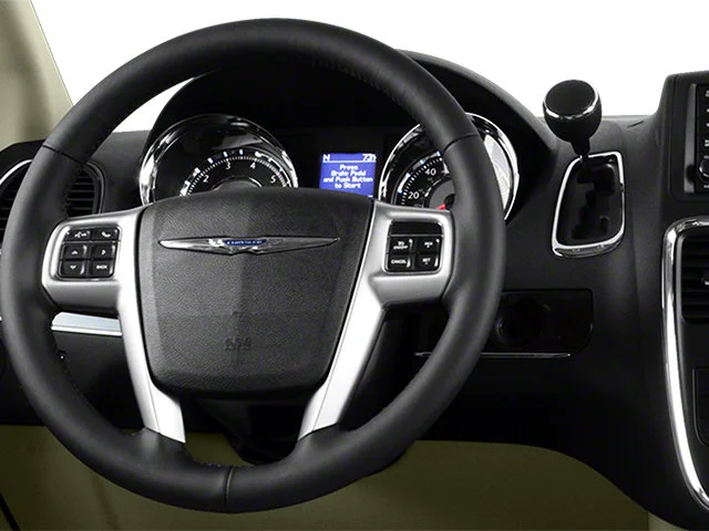 Used 2014 True Blue Pearlcoat Chrysler Touring image 9