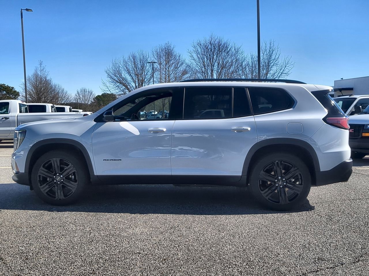Used 2025 Summit White GMC Elevation image 5