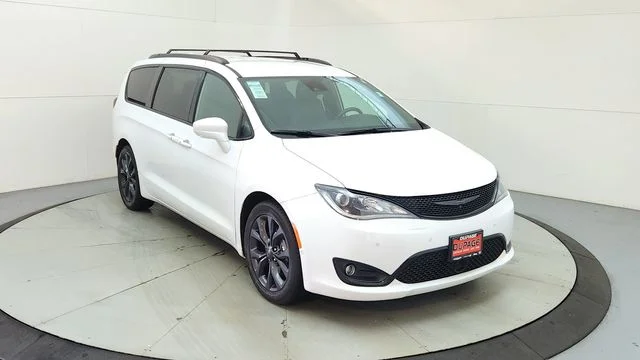 Used 2018 White Chrysler Touring L image 14