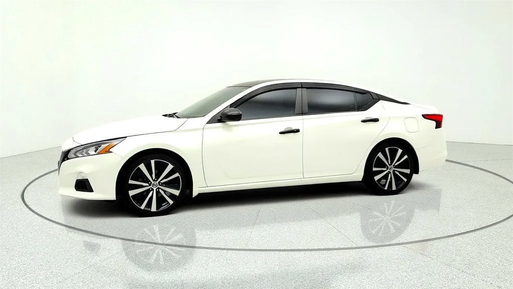 Used 2022 Pearl White Tricoat Nissan 2.5 SR Sedan image 8