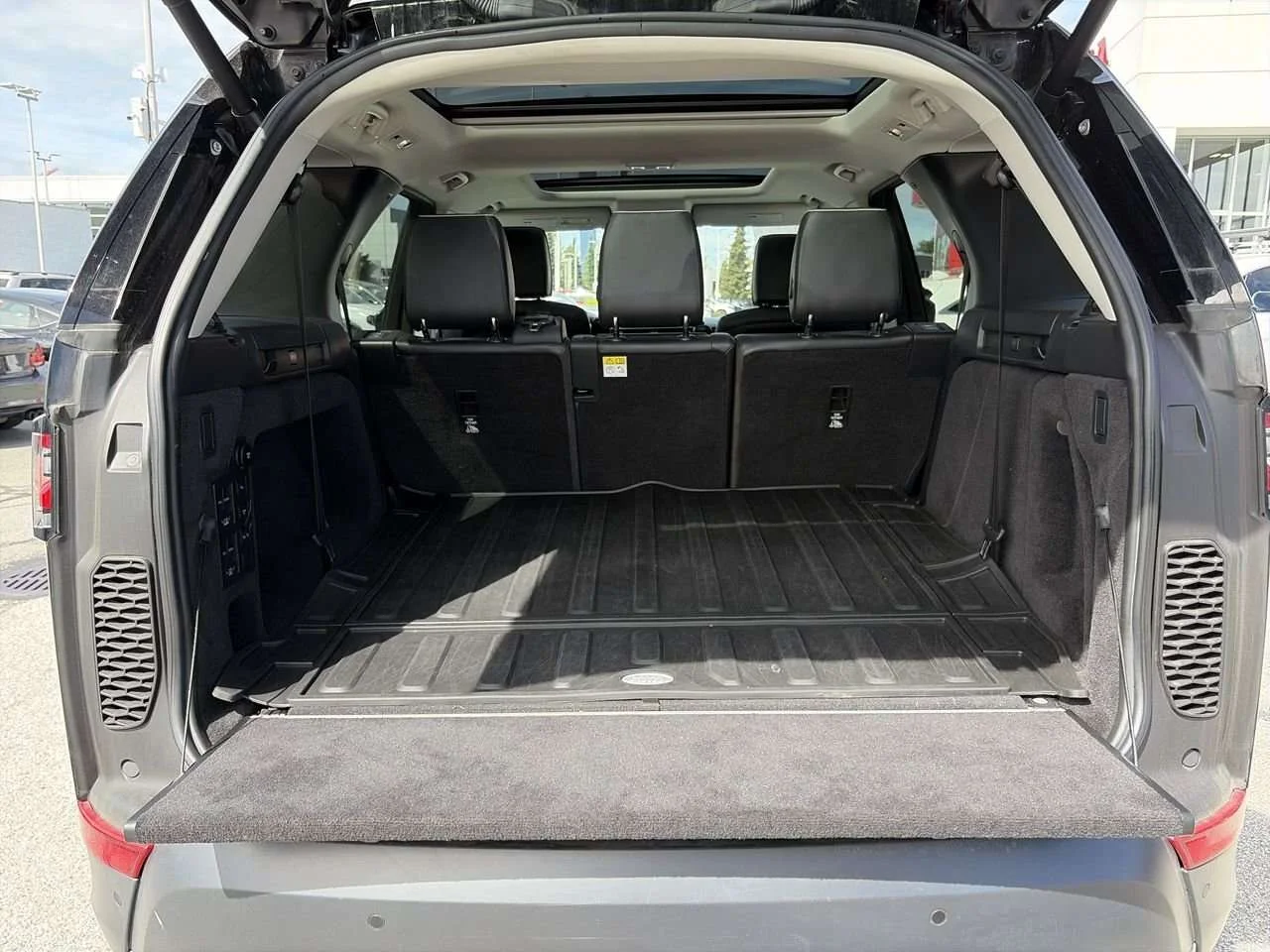 Used 2019  Land Rover HSE Luxury Dilawri Certified   Built for Adventure image 31