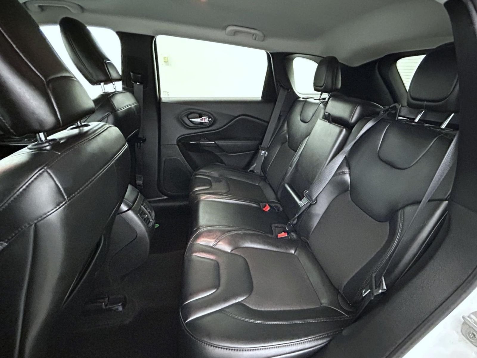 Used 2021 White Jeep Altitude image 19