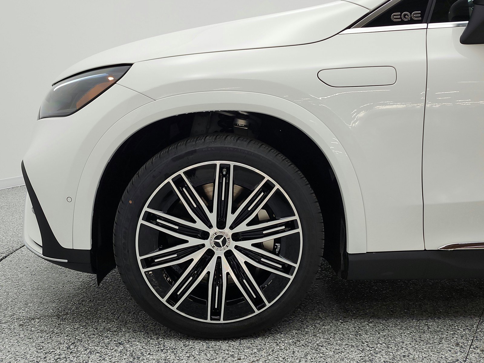 New 2026 Polar White Mercedes-Benz EQE 320 4MATIC® SUV image 34