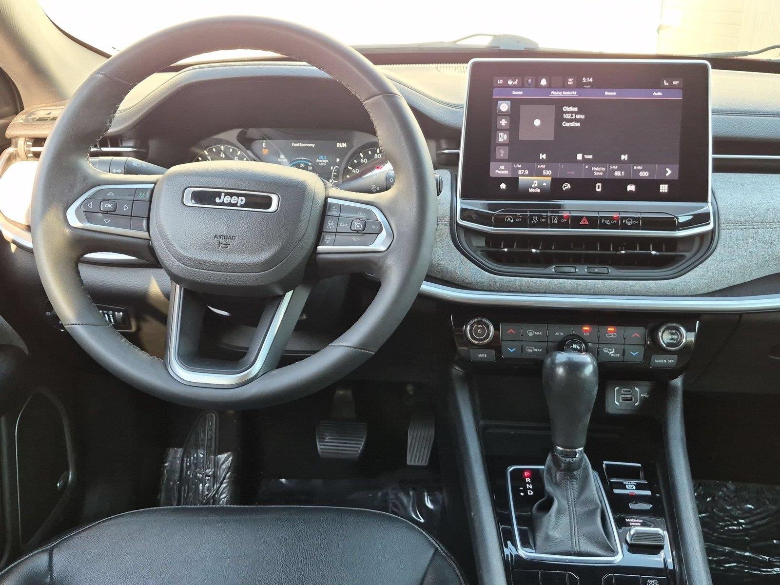 Used 2023 Redline Pearlcoat Jeep Latitude Lux image 32