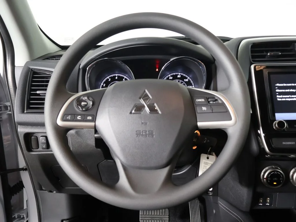 New 2027 White Mitsubishi 2.0 ES AWC image 33